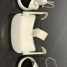 vr oculus quest 2 with charger في آر يجي مع شاحنه