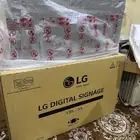 يوجد اغراض من ساكو ويوجد شاشات اللجي وكذالك ومضلات وجلسات خ