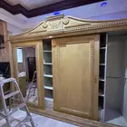 دولاب كبير للبيع مع طاولة وتلفزيون