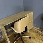 مكتب خشبي مع كرسي دوار