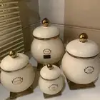 علب شاي وقهوة وسكر برطمانات مطبخ