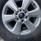 جنوط جيب لاندكروزر مقاس 18 منزل اصلي وكاله موديل 2023