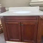 مغسلة خشب ومراية ونور