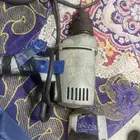 المنتج  مثقاب كهربائي (دريل) مع ريشة مثقاب.  