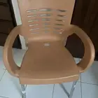 للبيع 4كراسي بلاستيك لون بيج ارجل حديد السعر الحبه60