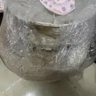 كرسي أطفال وستارة كبيرة