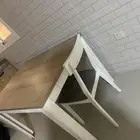 طاولة طعام مع ثلاث كراسي