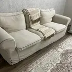 كنبة ثلاثية لها تلبيستين اسود واللون البيج استخدام نظيف