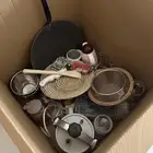 على السوم كل ادوات المطبخ جديده مواعين وقدور- اصليه