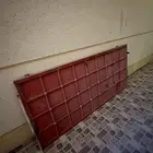 باب للبيع ثقيل من النوع القديم