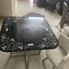 طاولة زجاج وكرسيين