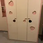 دولاب ثلاث درف ابيض وديكور وردي