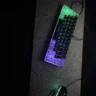 ماوس كيبورد و الكيبورد فيه خاصيه ترفع الاضاءه و تخفضها