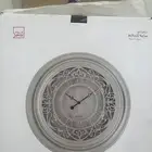 ساعة حائط كبيره