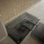 مكيف صحراوي وشباك المنيوم كبير وتلفزيون 65 بوصة