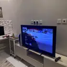 طاولة و شاشه سامسونج