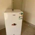 ثلاجة صغيرة