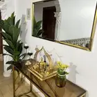 طاوله بملحقاتها والمرايه والشجره للبيع