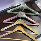 علاقات ملابس وشماعات جمله