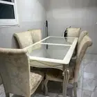 طاولة طعام ست اشخاص مستخدمة جيدة وفيها عمر