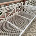 كراسي حديد ابيض نظيفه