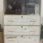 خزأن معه زجاج لون ابيض