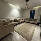 كنب وطاولة تلفزيون