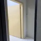 غرفة مع حمام مع سطح موثث