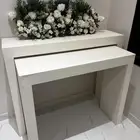 طاولات استقبال مع ورد ابيض منسق وجاهز