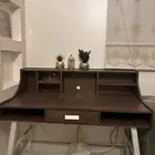 طاولة مكتب وكرسي نظيف جدا  استخدام بسيط