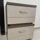 2 كمودينة (غرفة نوم) بتصميم مودرن وفخم خزانة ادراج
