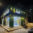 بقالة جاهزه بموقع ممتاز داخل حي وعلى شارع حيوي مساحتها 70