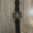 ساعة للبيع الماركه GUESS