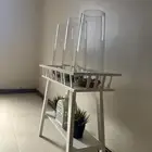 طاوله خشب من ايكيا ومعها فازات زجاج كبيرة