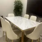طاوله طعام بحاله جيده لكن الكراسي جلد فيها بعض الفتحات