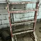 سقالات وخشب