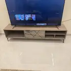 سرير وطاولة تلفزيون