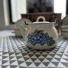 سلة رحلات من الخوص مطعمة بالجلد تحتوي على اواني أصلية الصناع