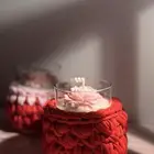 شموع مصبوبه يدوي ا ملفوفه بخيوط الكروشية المحاكة يدوي ا