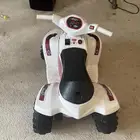 للبيع دباب اطفال نضيف مع سلكه الشاحن