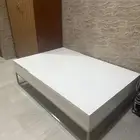 طاولة من سيتي دبليو لون ابيض و دولاب حديد