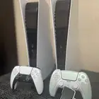 للبيع 2 بلايستيشن 5 (PS5) مع يدتين تحكم