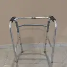 عكاز مستعمل لاكن جديد جودته زينه