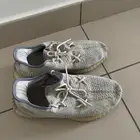 جزمات ييزي نظيفة وشبه جديدة yeezy