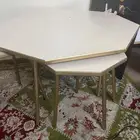 أربعة طاولات خدمه وطاولة كبيرة للبيع