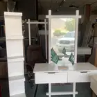 واجهه مدخل وطاولات خدمه. وكراسي. للبيع