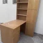 مكتب مع مكتبه متصل