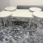 طاولة مع أربع طاولات