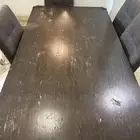 طاولة مستعمله وخمس كراسي مستعملين