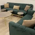كنب قطعتين وطاول كبيره مع ثلاث طاولات خدمه